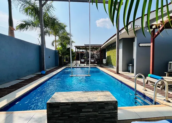 Luxury Escape W Infinity Pool & Hot Tub Bar